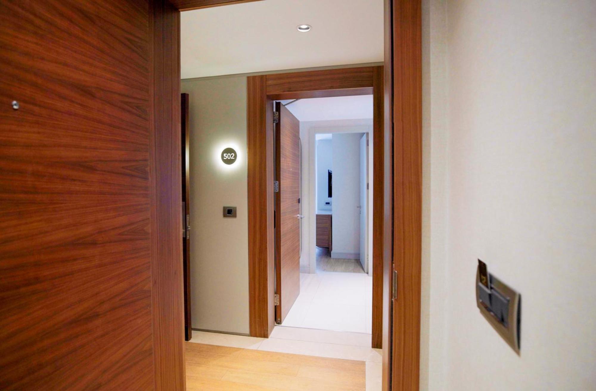 イスタンブール Tzl スイーツアパートホテル エクステリア 写真 A door opening into a corridor